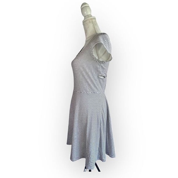 AMERICAN EAGLE OPEN CUTOUT CRISSCROSSED BACK SKATER DRESS BLACK & WHITE LARGE - Picture 2 of 9